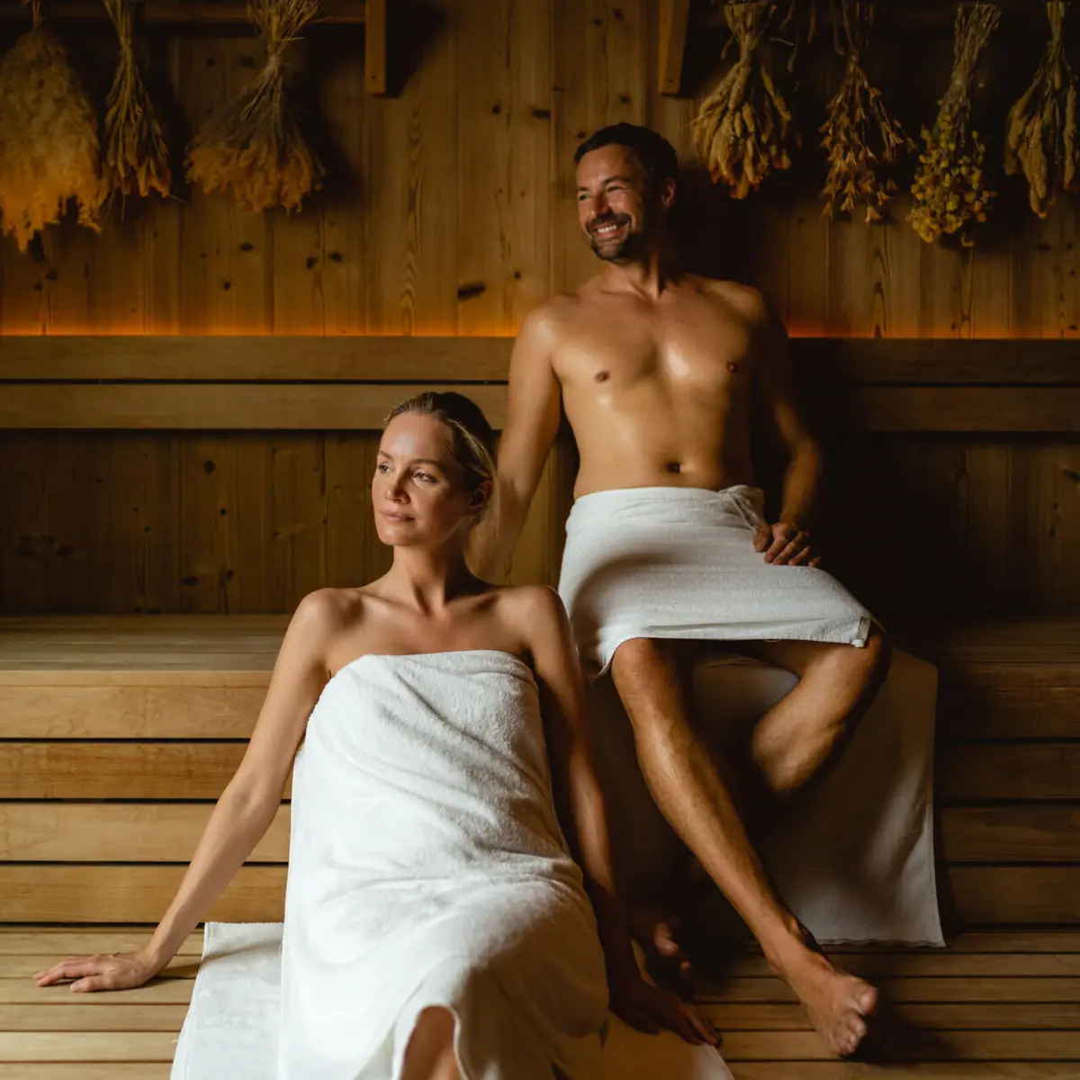 Un uomo e una donna in una sauna allo SPA-ROSA di Sylt.