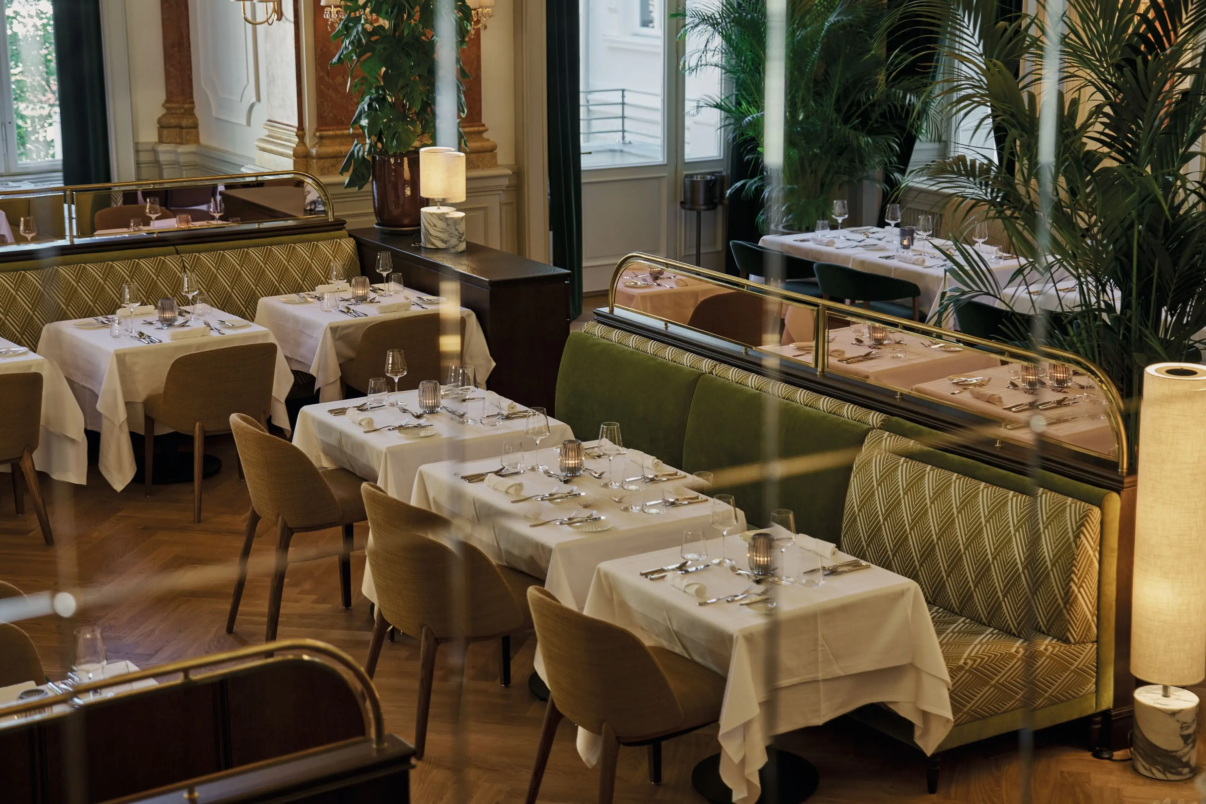 Ristorante con tavoli e sedie, arredamento elegante e finestra visibile.