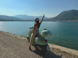 Donna in scooter sulle rive del lago di Garda.