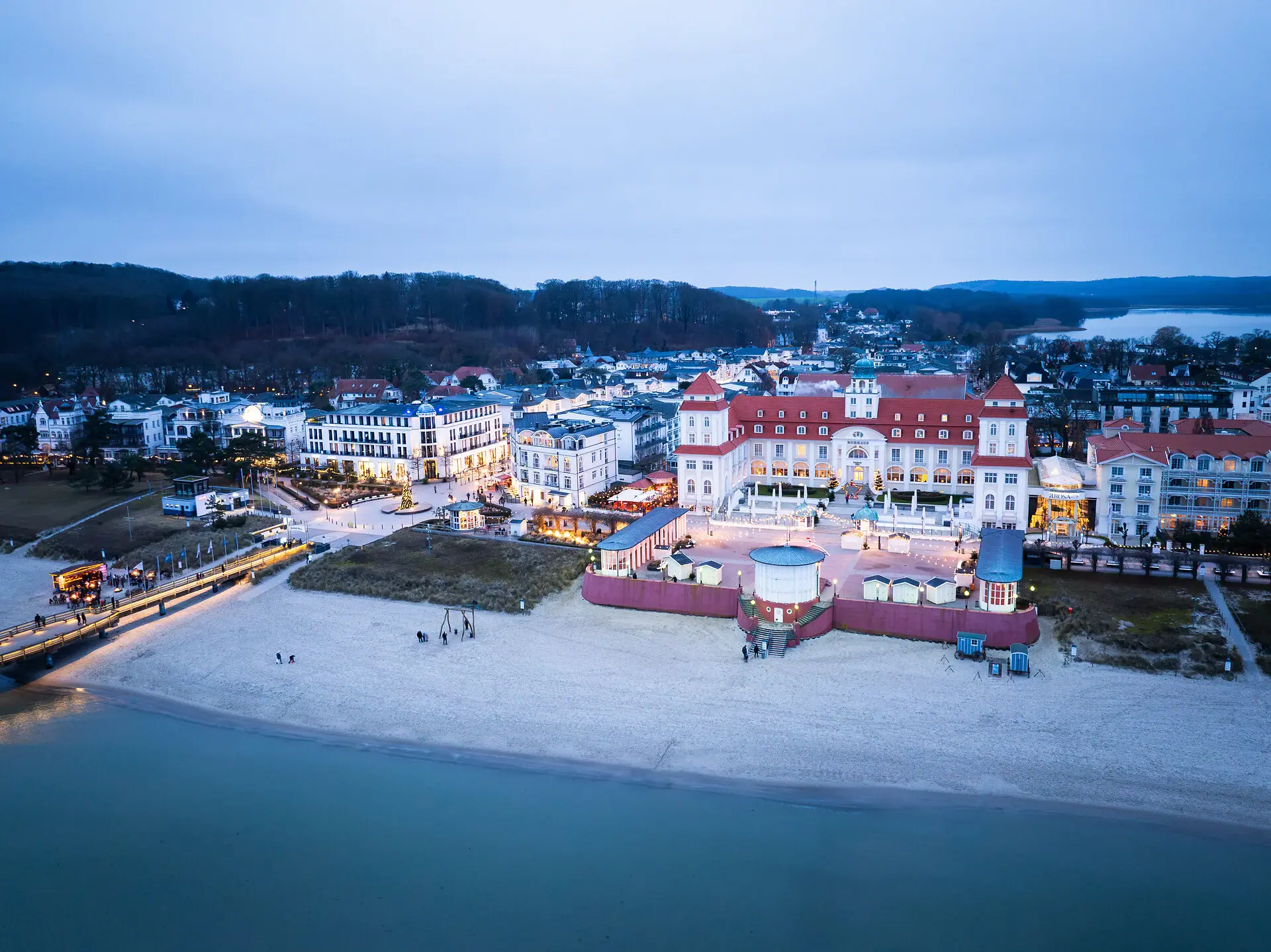 Vista della città con edifici e spiaggia in primo piano.