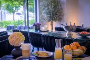Ristorante Un tavolo con cibo e bevande.
