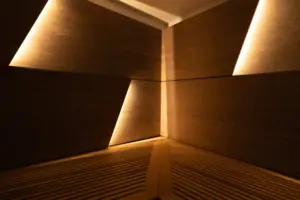 Sauna Una stanza con pareti in legno e illuminazione.