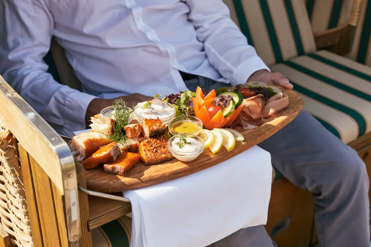 Serviertes Fisch- und Feinkostgericht im A-ROSA Ostseehotel Kühlungsborn mit regionalen Spezialitäten