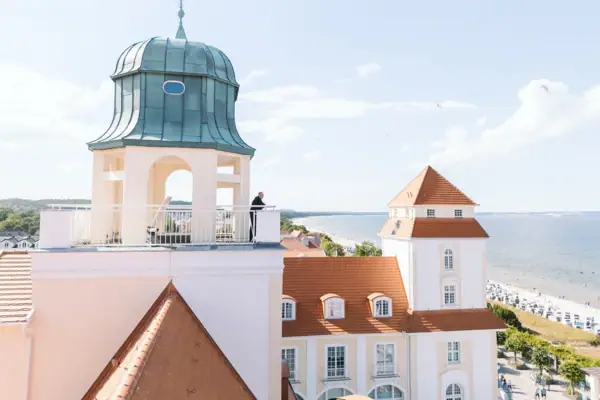 Persona su una torre all'aperto sotto un cielo nuvoloso