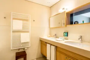 Bagno con lavabo e specchio