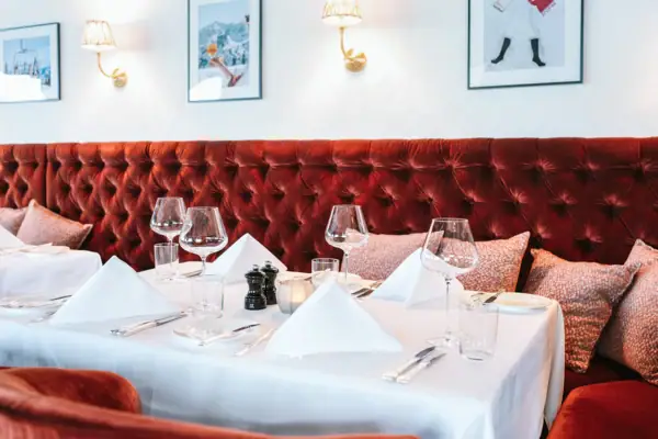 Restaurant Ein Tisch mit weißem Tischtuch und Servietten.