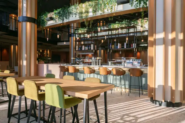 Bar elegante dell’Hotel A-ROSA Lago di Garda Bar elegante dell’Hotel A-ROSA Lago di Garda con tavoli moderni e atmosfera rilassata