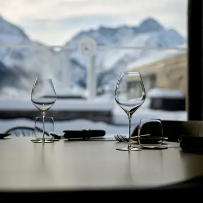 Tabella Un tavolo con bicchieri da vino.