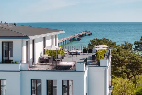 Un edificio con passerella e alberi.
