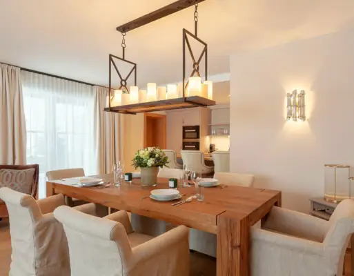 Wohn- und Essbereich Esszimmer mit Tisch und Stühlen