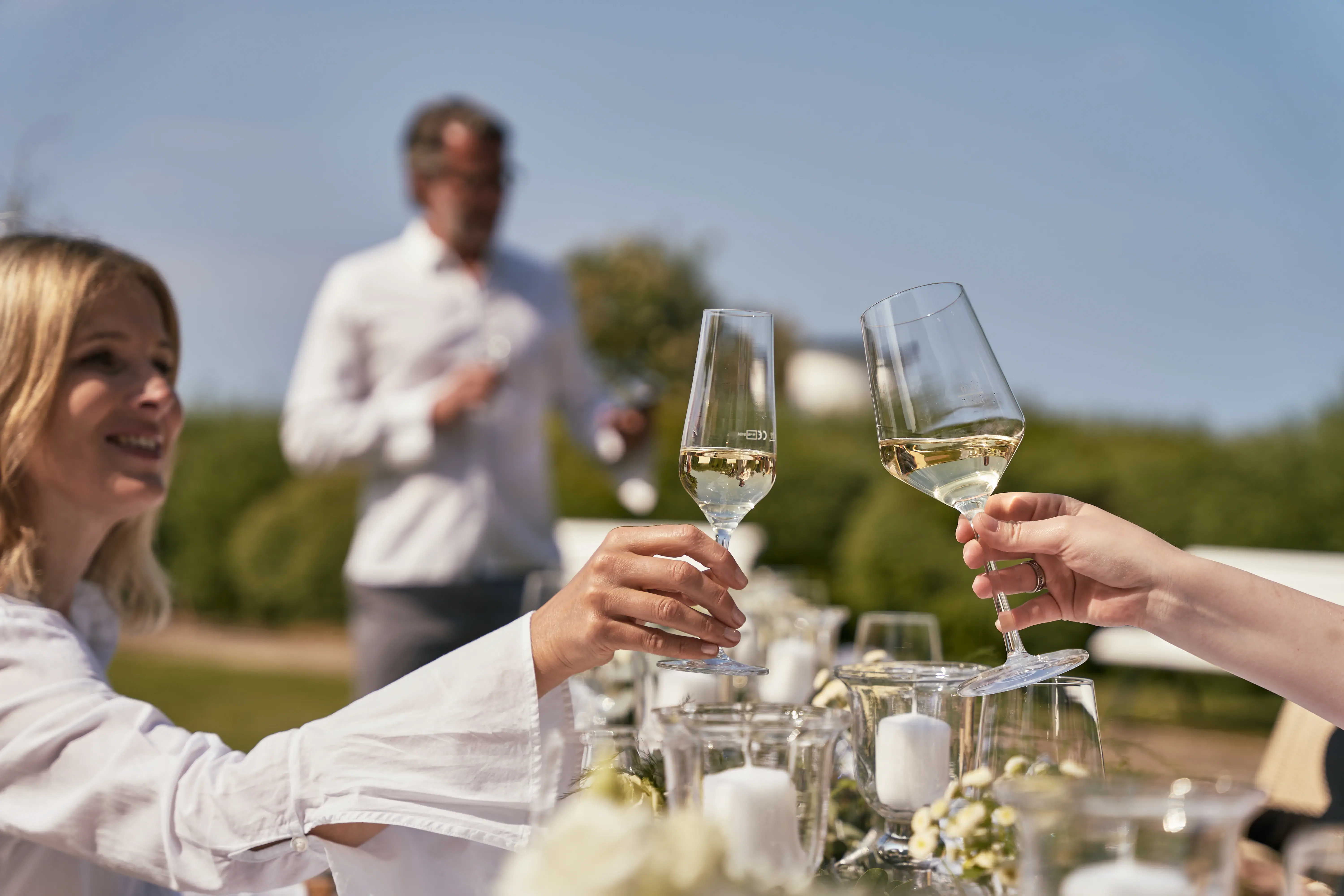 Un gruppo di persone che tiene bicchieri di vino.