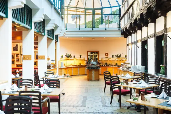 Un ristorante con tavoli e sedie.
