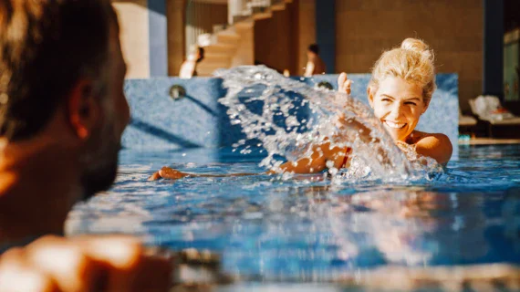 Donna che nuota in una piscina interna.