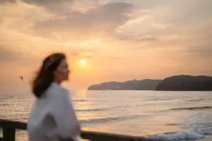 terrazza sul tetto Una donna è in piedi sulla spiaggia.