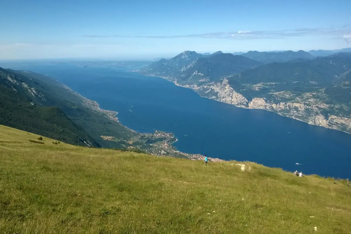 Vista dal Monte Baldo Una persona è in piedi su una montagna e guarda un lago.