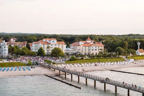 Eine Brücke über Wasser mit Gebäuden und Bäumen.