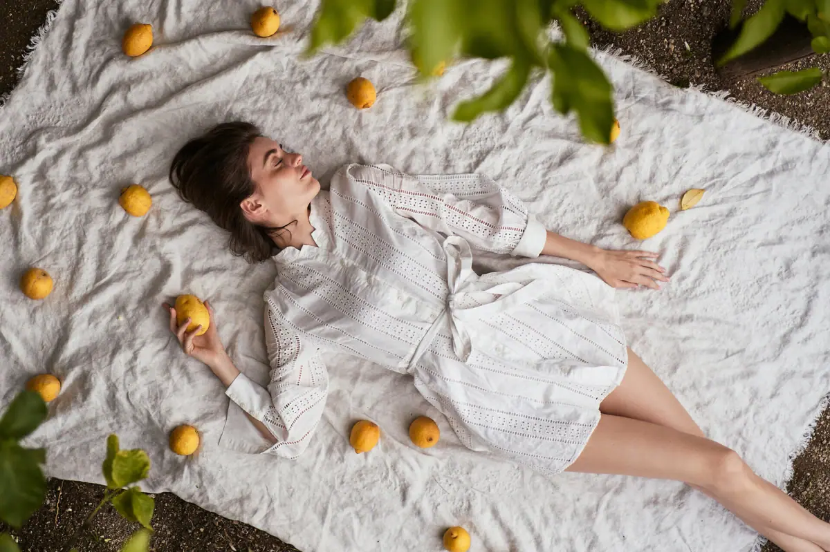 limoni Donna sdraiata su una coperta con limoni.