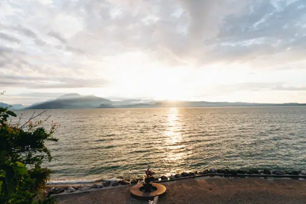 Tramonto su un lago con nuvole nel cielo.