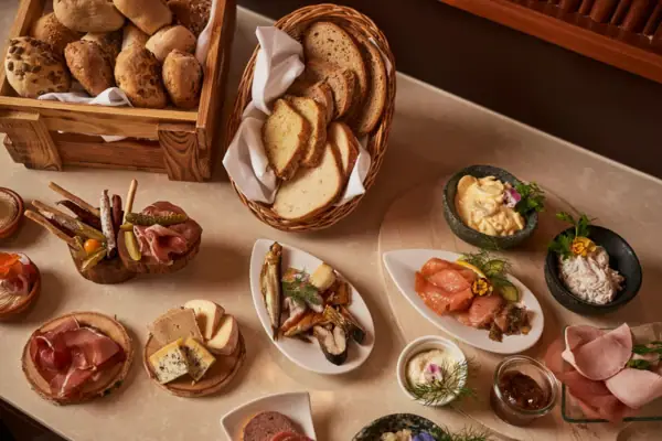 Ein Tisch mit verschiedenen Speisen.