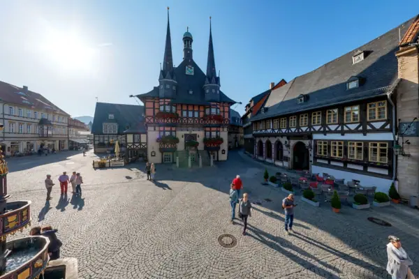 Il municipio e la piazza del mercato di Wernigerode sotto il sole.