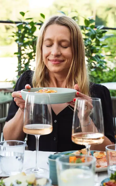 Donna che tiene una ciotola di cibo.