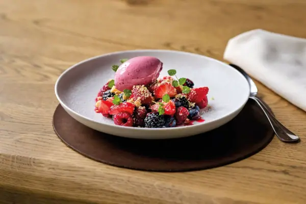 Piatto con dessert di frutta