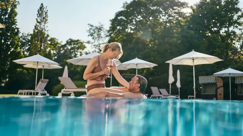 Un uomo e una donna in una piscina.