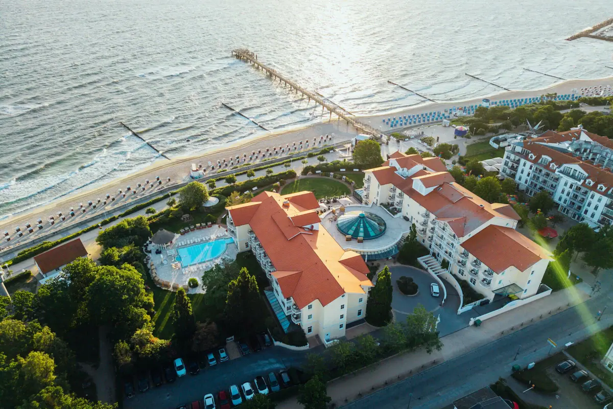 Foto aerea di un resort con piscina e pontile