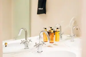 Un bagno con lavabo e rubinetteria.