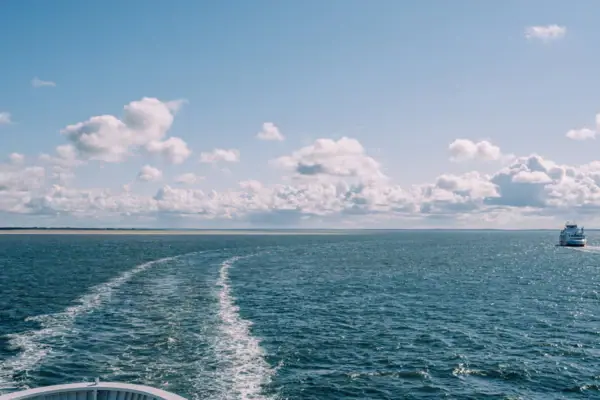 Panorama dalla nave Una barca sull'acqua sotto un cielo nuvoloso.
