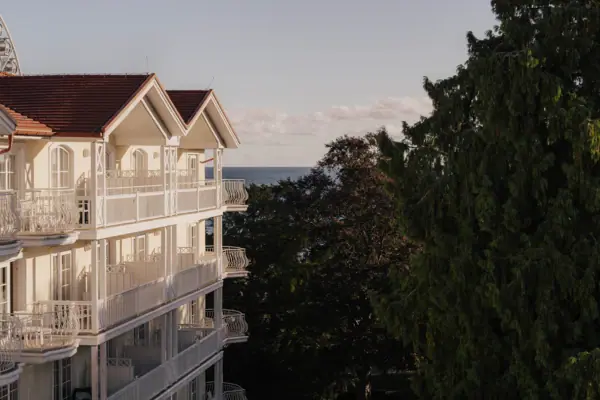 Un edificio con alberi e acqua sullo sfondo