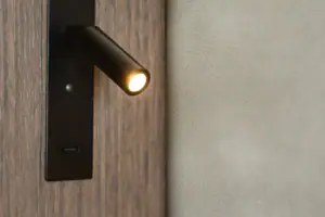 Luce su una parete interna