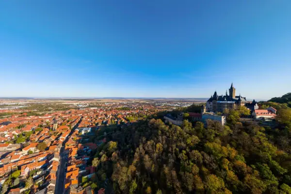 Il castello di Wernigerode su una collina che domina la città di Wernigerode.