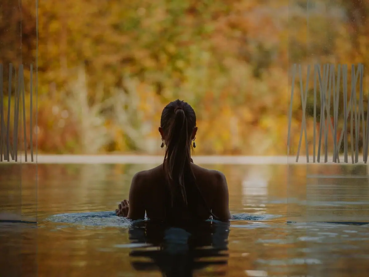 Una donna in piscina.