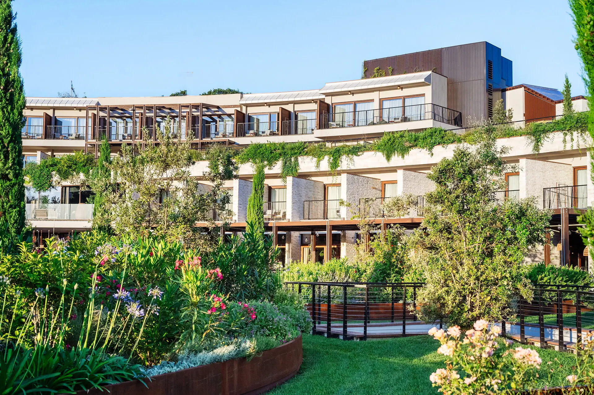 Ein Gebäude mit Garten und Pflanzen.