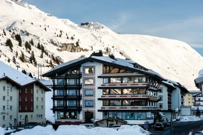 A-ROSA Zürs sull'Arlberg Un edificio con della neve sul lato.