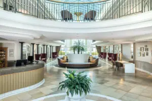 Ampia sala con tavolo rotondo e sedie.