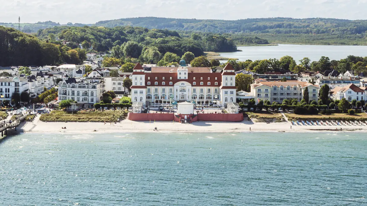Imposant thront das Kurhaus am Ostseestrand Ein imposantes Gebäude unmittelbar am Wasser gelegen