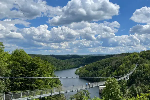 Ponte sospeso Titan-RT e diga di Rappbode nella regione dell'Harz.