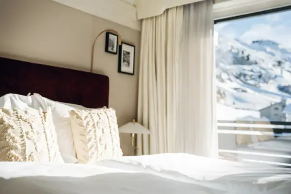 Zimmer Ein Zimmer mit einem Bett und einem Fenster.