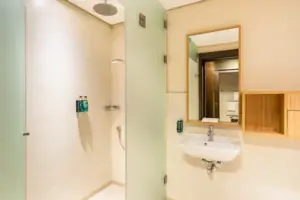 Un bagno con doccia e lavabo.