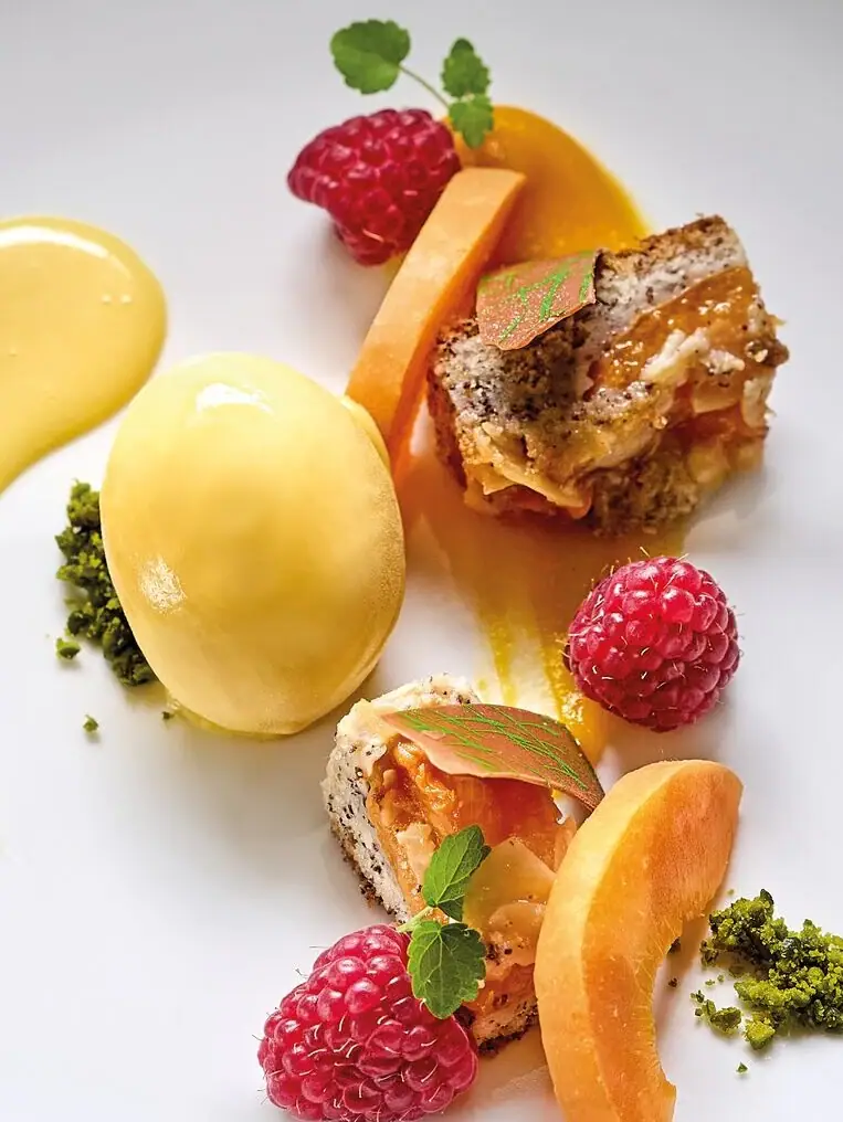 Un piatto con frutta e salsa.