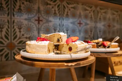 Una torta decorata su un tavolo.