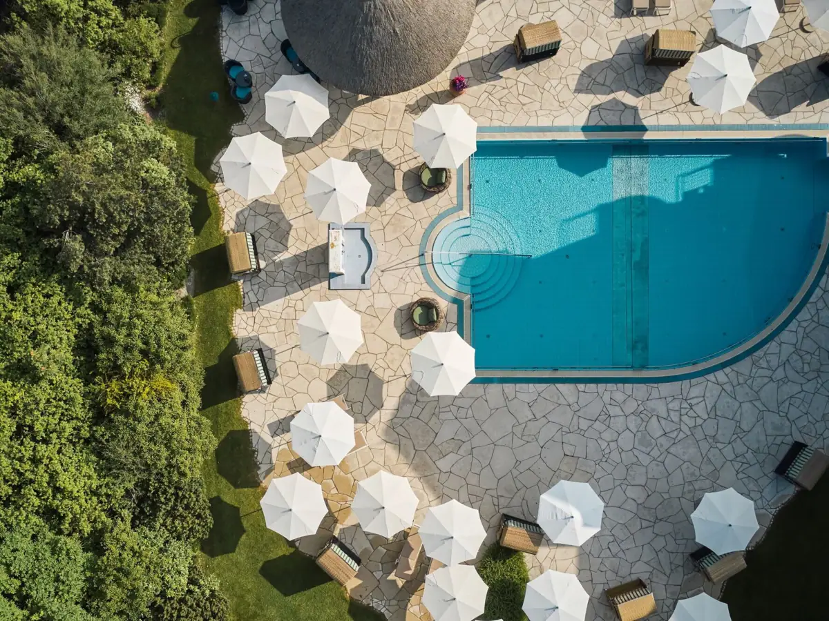 Außenpool mit Sonnenschirmen und Liegen im A-ROSA Ostseehotel Kühlungsborn