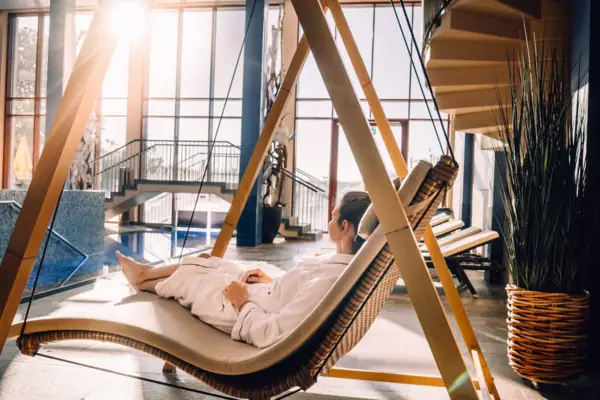 SPA-ROSA Travemünde Frau liegt auf einem Liegestuhl