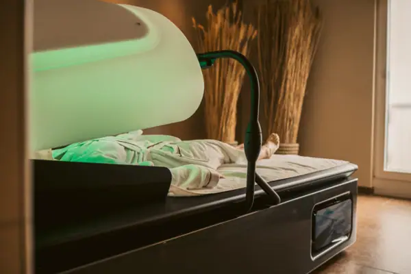 Eine Person liegt auf einer Hydrojet-Massageliege..