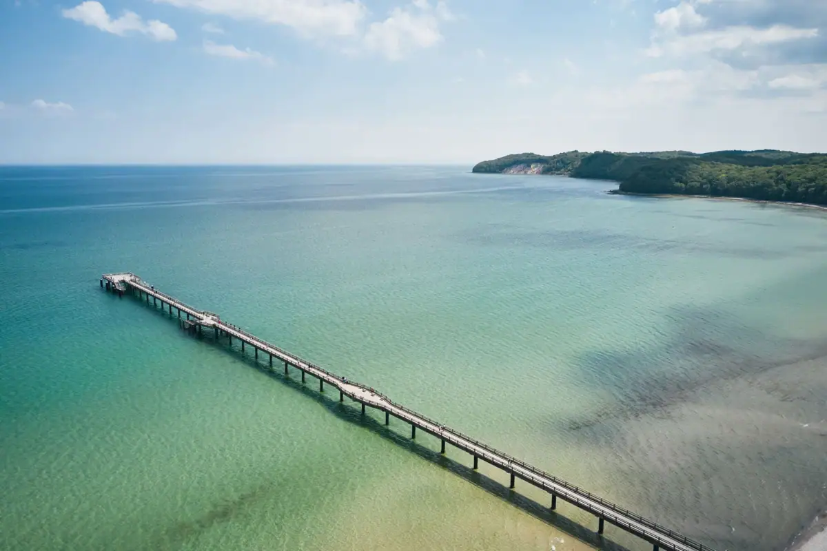 Un lungo ponte sopra l'acqua.