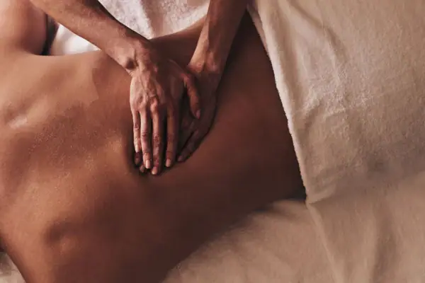 Person erhält eine Rückenmassage.