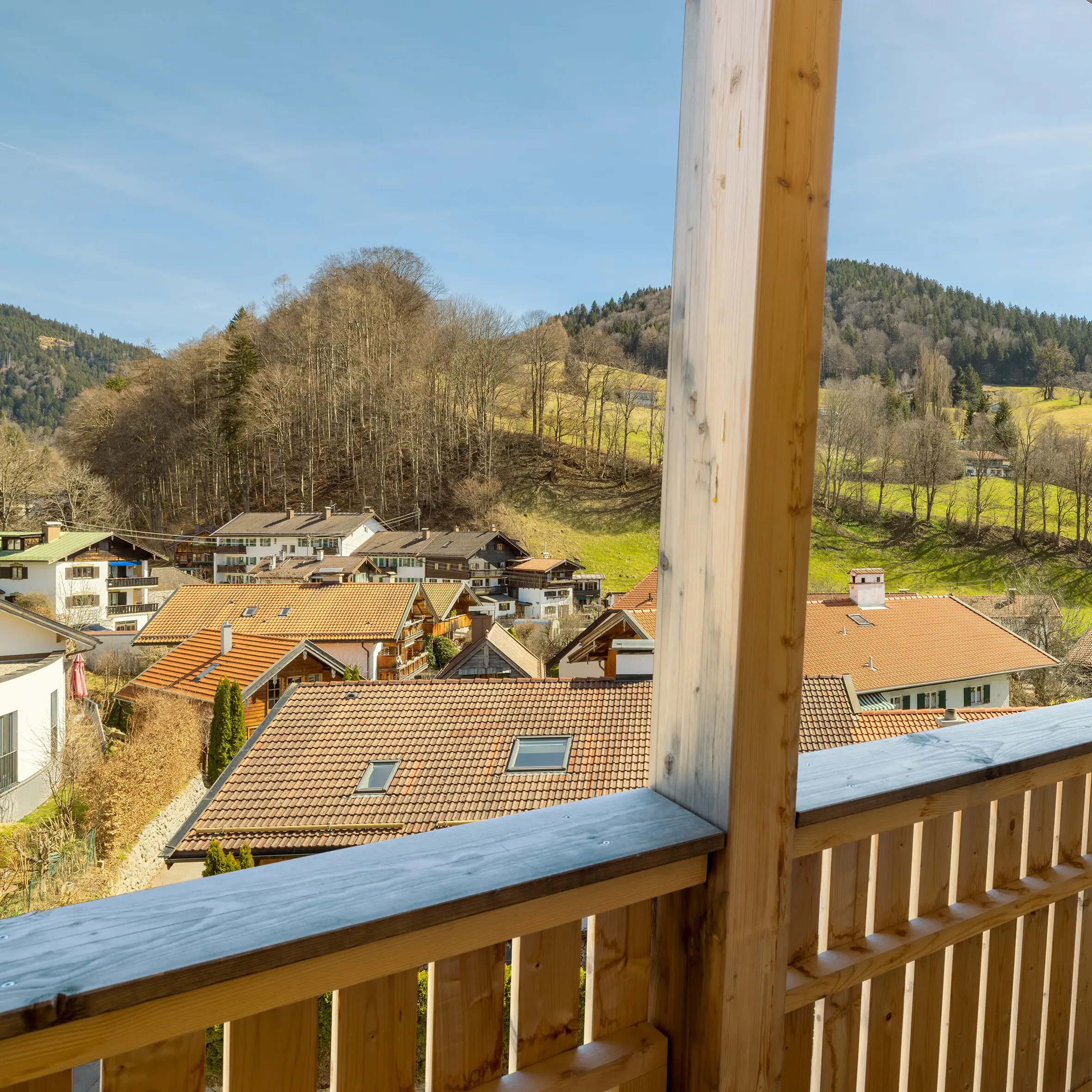 Vista di una città da un balcone, con edifici e cielo sullo sfondo.