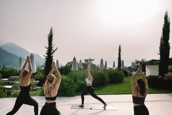 Eine Gruppe von Frauen beim Yoga im Freien.